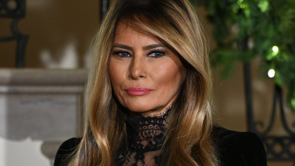 Melania Trump en escena del documental 'Melania' con mirada intensa y fondo de Casa Blanca