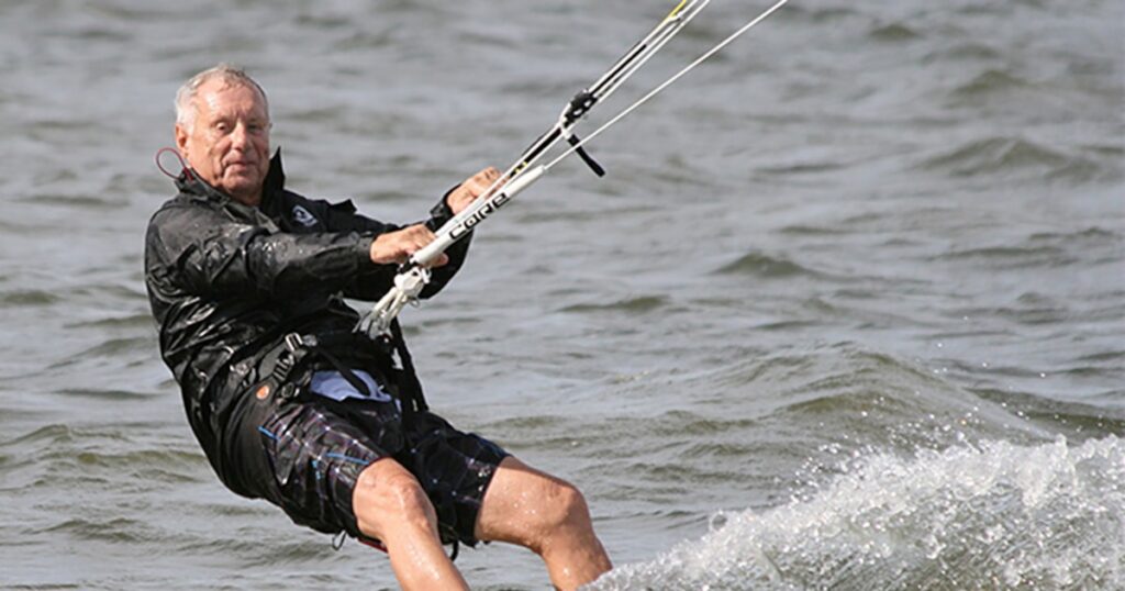 Un hombre de 87 años hizo historia al romper un récord mundial en kitesurf
