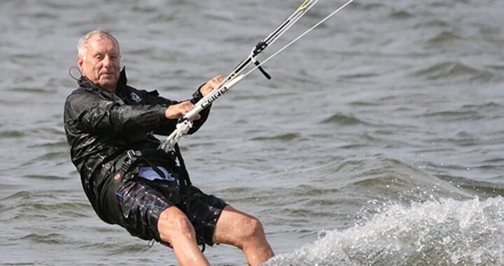 Un hombre de 87 años hizo historia al romper un récord mundial en kitesurf