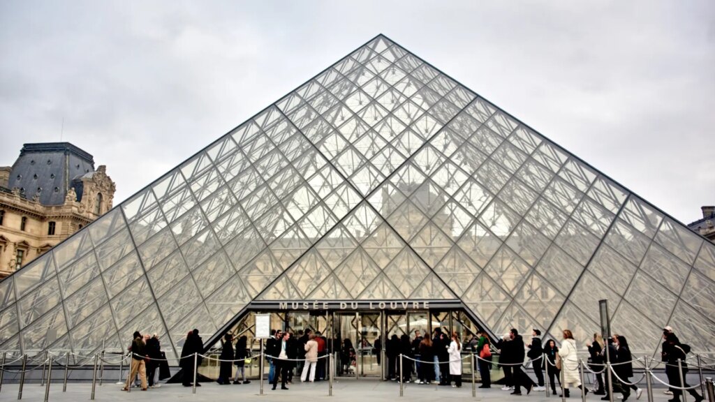 El Louvre reabre completamente tras la suspensión de la huelga de los trabajadores