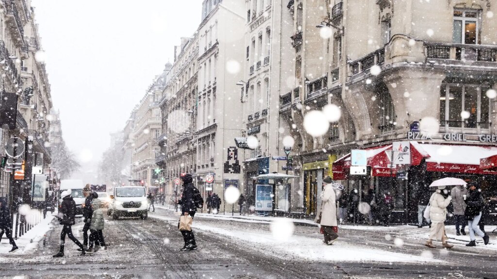 Europa se 'congela' por el temporal de nieve: vuelos cancelados, atascos kilométricos y miles de personas sin suministro eléctrico