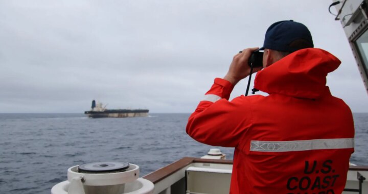 Rusia exige un "trato humano y digno" a la tripulación del petrolero interceptado por EEUU