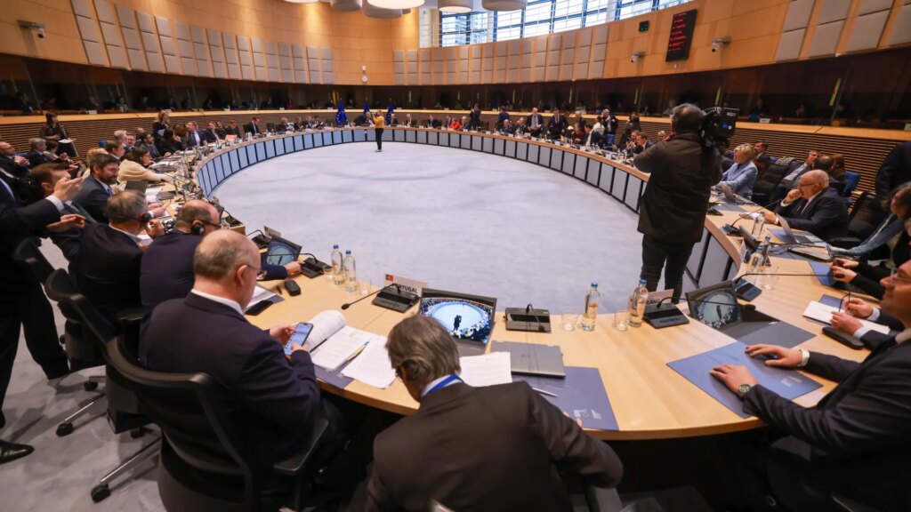 Bruselas confía en dar luz verde el viernes al acuerdo del Mercosur y negocia 'in extremis' con Francia e Italia para que levanten su veto