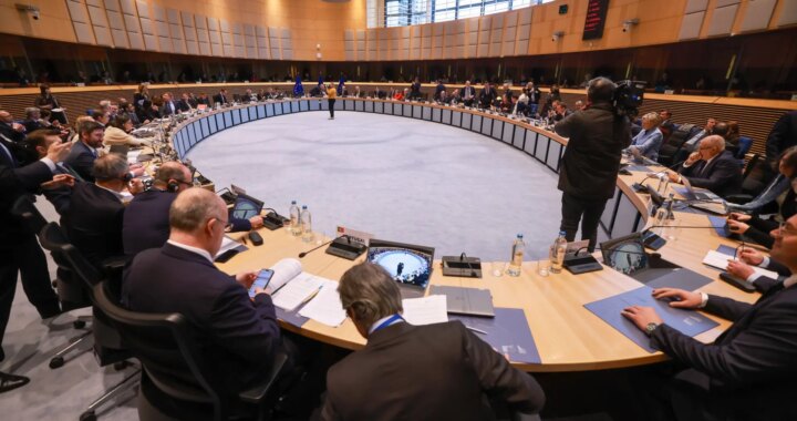Bruselas confía en dar luz verde el viernes al acuerdo del Mercosur y negocia 'in extremis' con Francia e Italia para que levanten su veto