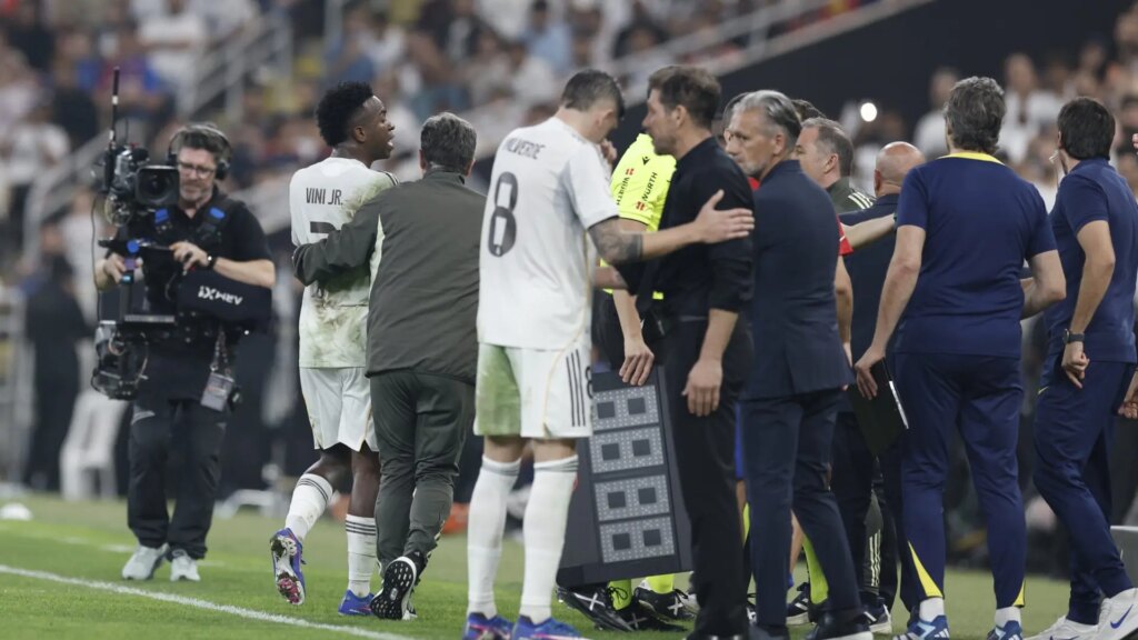 La intrahistoria del lío del derbi: un "te pitan ahora penalti" de Vinícius que encendió a Simeone, el "Florentino te va a echar"...