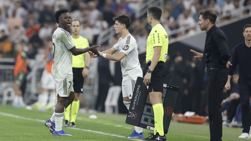 Vinícius y Simeone en tensión durante partido de la Supercopa de España