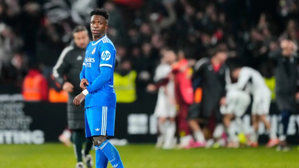 El Albacete condena el racismo en su campo tras el lanzamiento de un plátano a Vinícius: "Duele y avergüenza"
