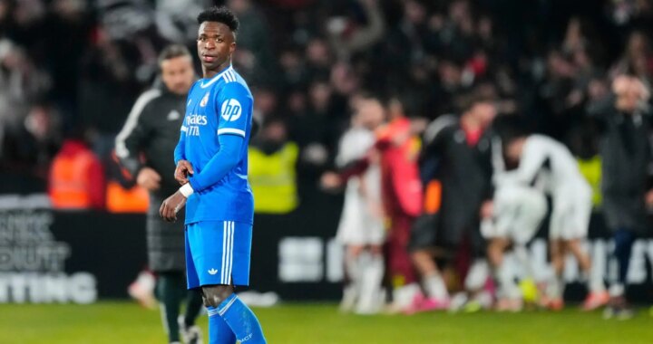 El Albacete condena el racismo en su campo tras el lanzamiento de un plátano a Vinícius: "Duele y avergüenza"