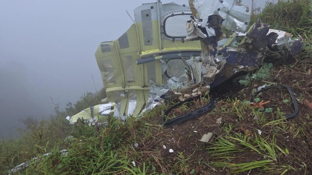 Indonesia halla "varias piezas" del avión desaparecido el sábado con diez personas