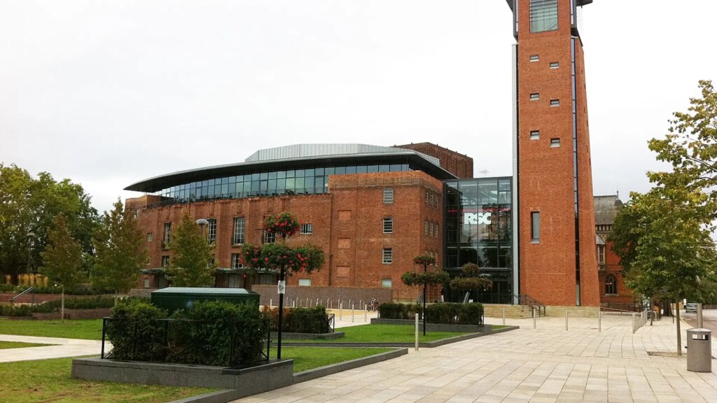 Críticas a la Royal Shakespeare Company por advertir al público de 'Hamlet' sobre "escenas de muerte" en el escenario