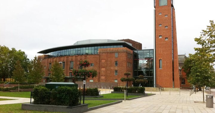 Críticas a la Royal Shakespeare Company por advertir al público de 'Hamlet' sobre "escenas de muerte" en el escenario
