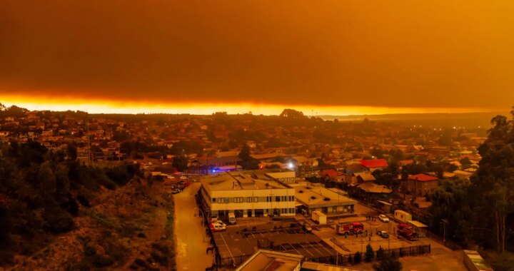Al menos 16 muertos y más de 50.000 evacuados por la ola de incendios en Chile
