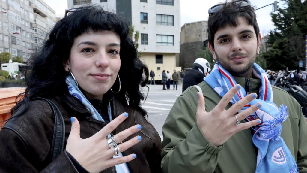 Oleada de aficionados del Celta de Vigo van a Balaídos con las uñas pintadas en apoyo a Borja Iglesias tras los insultos homófobos