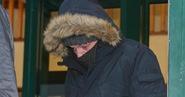 Un exconcejal británico se declara culpable de drogar y violar a su mujer durante 13 años