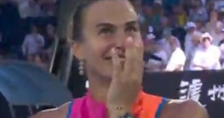 El momento embarazoso de Sabalenka ante su novio con el regalo de cumpleaños de Carlos Alcaraz: "¿Te puedes ir?"