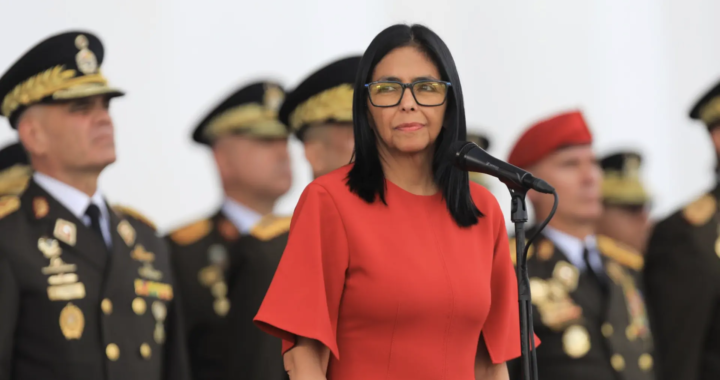 Delcy Rodríguez se abre al diálogo con "el extremismo" de su país y recibe la lealtad “absoluta” de las Fuerzas Armadas como comandante en jefe