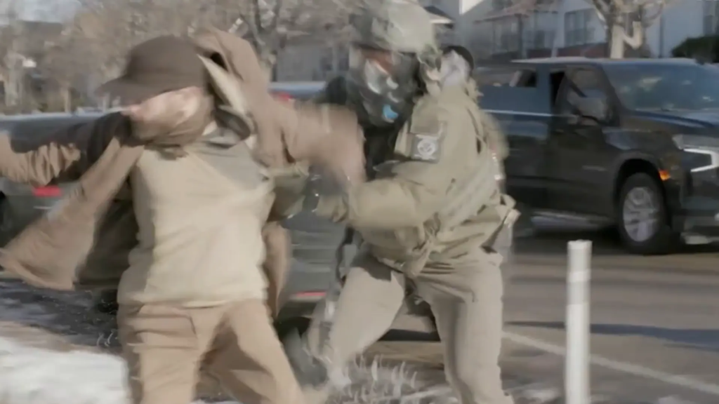 Un nuevo vídeo muestra un forcejeo entre Pretti y los agentes del ICE 11 días antes de su asesinato: "Lo tiraron con mucha fuerza"