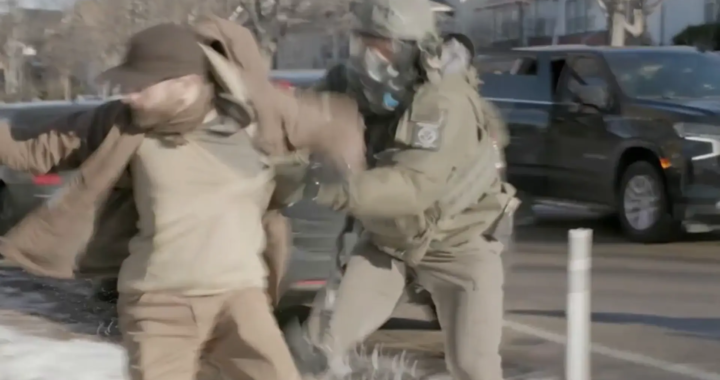 Un nuevo vídeo muestra un forcejeo entre Pretti y los agentes del ICE 11 días antes de su asesinato: "Lo tiraron con mucha fuerza"