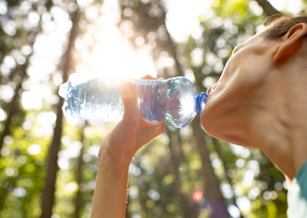 Beber agua embotellada podría aumentar drásticamente la ingesta de microplásticos, advierte estudio