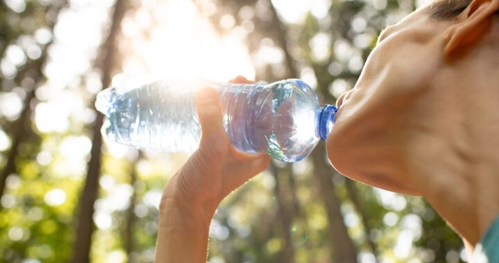 Beber agua embotellada podría aumentar drásticamente la ingesta de microplásticos, advierte estudio