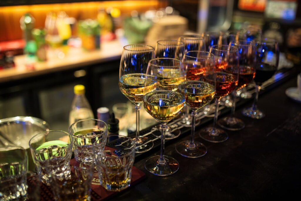 La OMS alerta de que los bajos impuestos al alcohol y a las bebidas azucaradas disparan los riesgos para la salud | Salud y bienestar