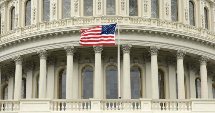 Legislación cripto tiene compromiso demócrata para avanzar, pero enfrenta nuevos obstáculos