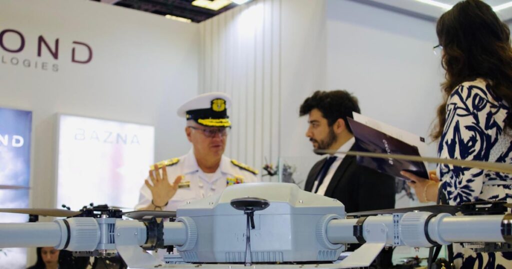 Ministerio de Defensa busca tecnología internacional que pueda ser implementada en el conflicto interno del paísPedro Sánchez conoció algunos equipos de seguridad que ya han sido implementados por otras naciones