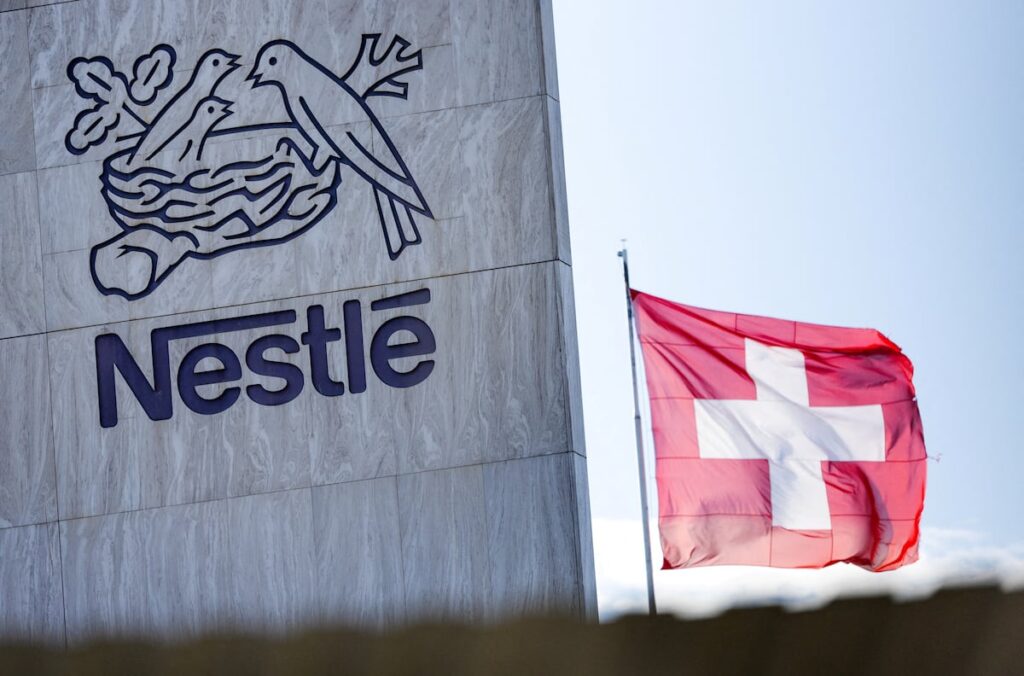 ¿Por qué Nestlé ha tenido que retirar leche en polvo para lactantes en más de 45 países? | Salud y bienestar