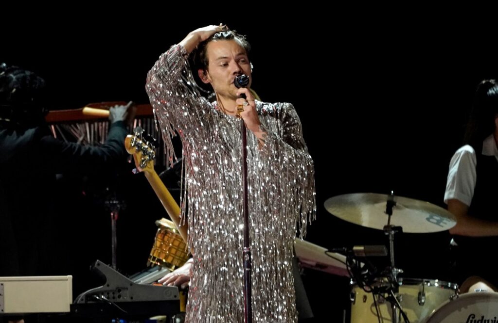Harry Styles revela cómo un corte de pelo lo llevó a un momento histórico en el Vaticano