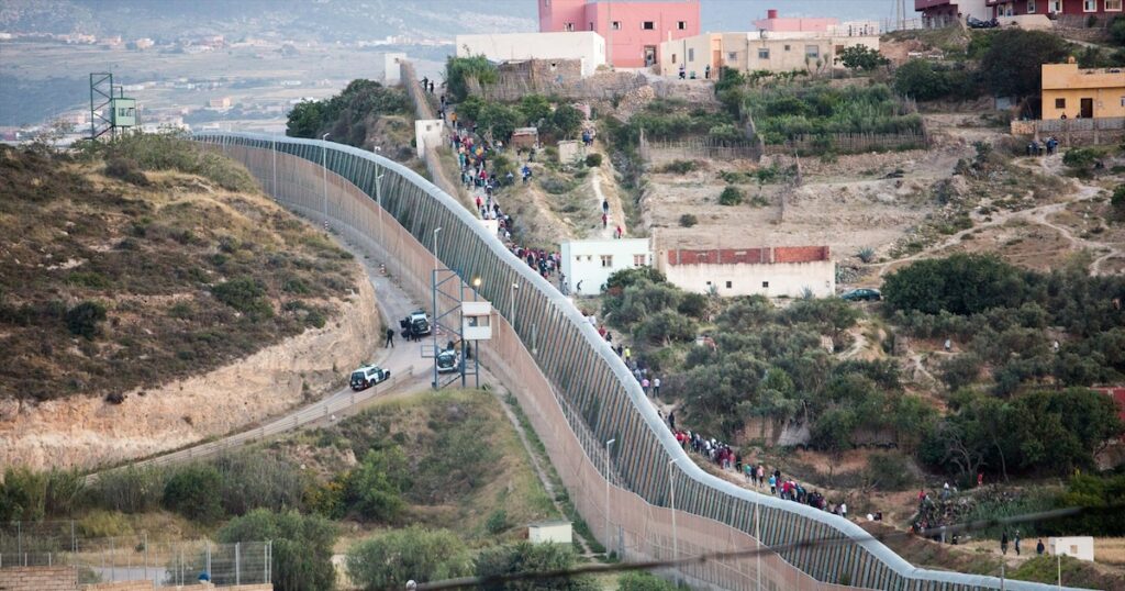 De los muros físicos a los algoritmos: cómo la IA convierte las fronteras europeas en “un negocio más opaco y privatizado”Un informe de la Fundación porCausa y el Centre Delàs de Estudios por la Paz alerta sobre la creciente delegación del control migratorio europeo a sistemas automatizados, con riesgos para los derechos humanos y la transparencia