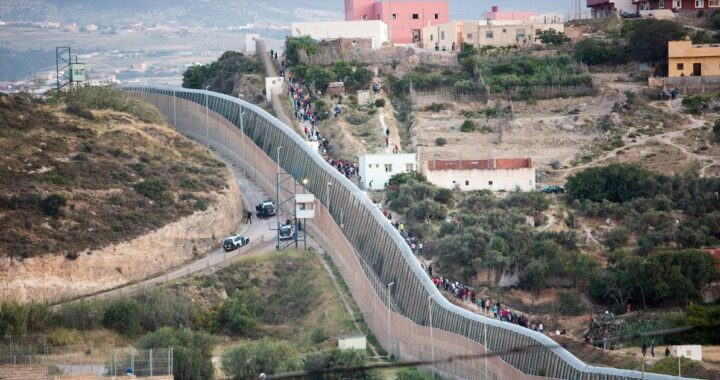 De los muros físicos a los algoritmos: cómo la IA convierte las fronteras europeas en “un negocio más opaco y privatizado”Un informe de la Fundación porCausa y el Centre Delàs de Estudios por la Paz alerta sobre la creciente delegación del control migratorio europeo a sistemas automatizados, con riesgos para los derechos humanos y la transparencia