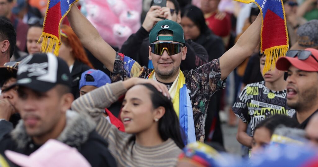 “Dale campeón”: así recibe un grupo de argentinos a su amigo venezolano tras la captura de Nicolás Maduro