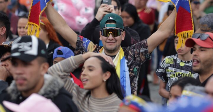 “Dale campeón”: así recibe un grupo de argentinos a su amigo venezolano tras la captura de Nicolás Maduro