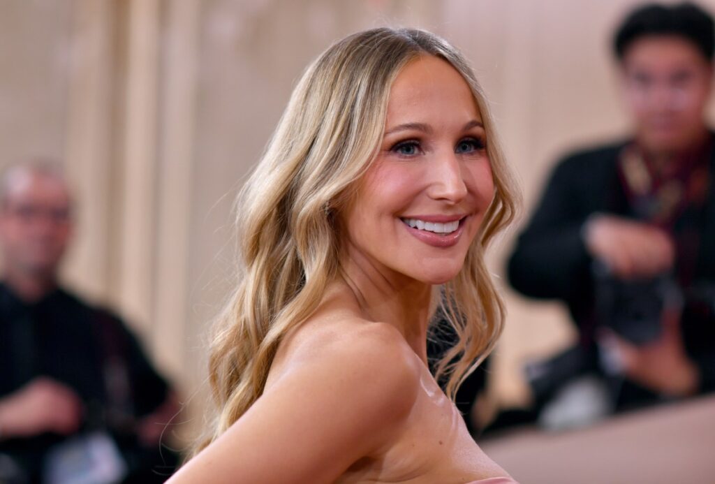 Nikki Glaser se roba la noche con su monólogo ácido en los Golden Globes