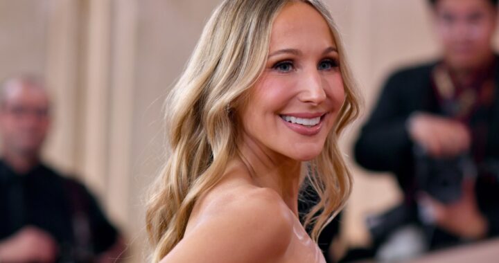 Nikki Glaser se roba la noche con su monólogo ácido en los Golden Globes