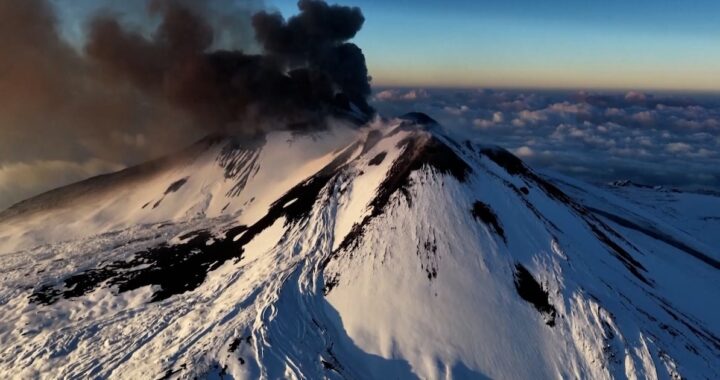 Impactantes imágenes: esquiadores descienden el Etna mientras el volcán comenzaba a expulsar lava