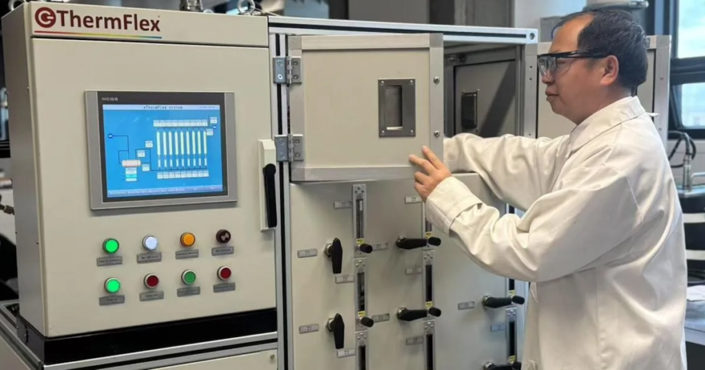 El avance tecnológico que promete cambiar el almacenamiento de energía en edificios comercialesUna innovadora solución basada en materiales termodinámicos permite almacenar excedentes de fuentes renovables y utilizarlos en calefacción o refrigeración cuando más se necesita, optimizando costos y eficiencia en grandes espacios