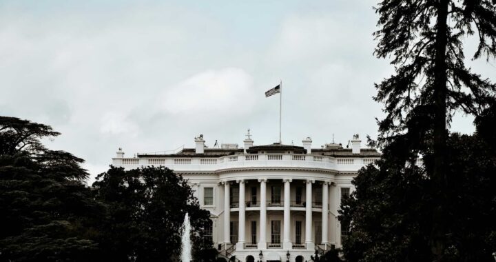 Casa blanca reunirá a Coinbase, bancos y asociaciones cripto para debatir recompensas de stablecoins