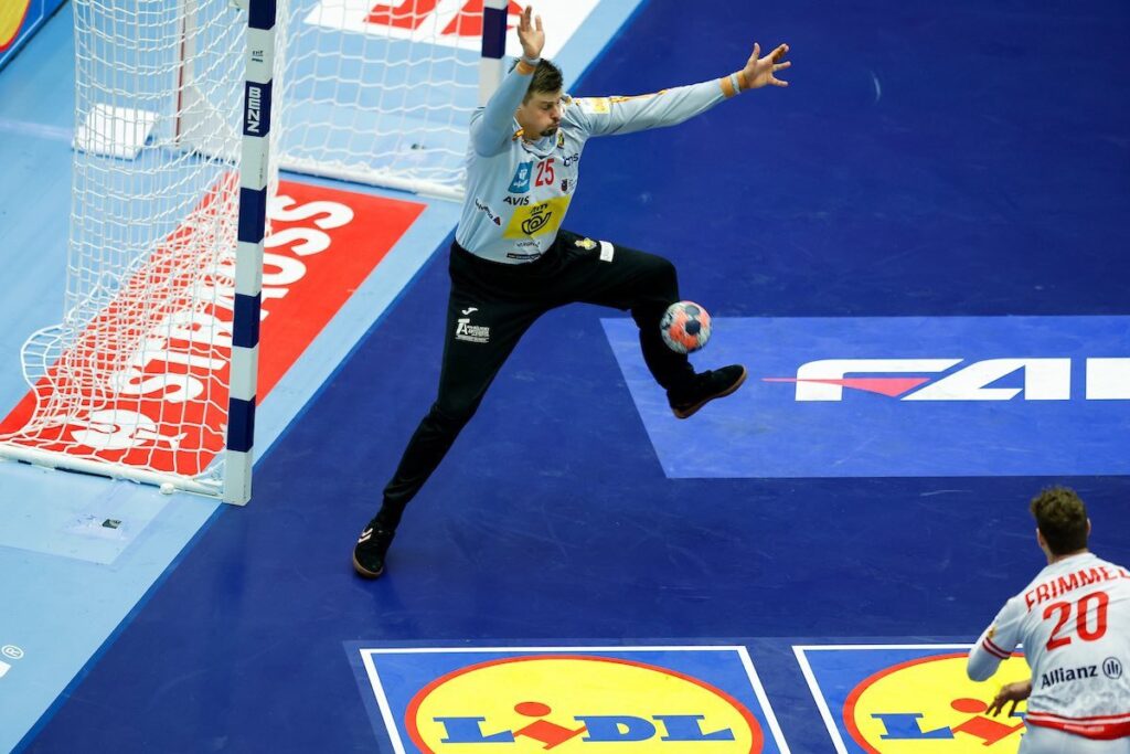 Los 'Hispanos' caen pero avanzan a la 'Main Round'