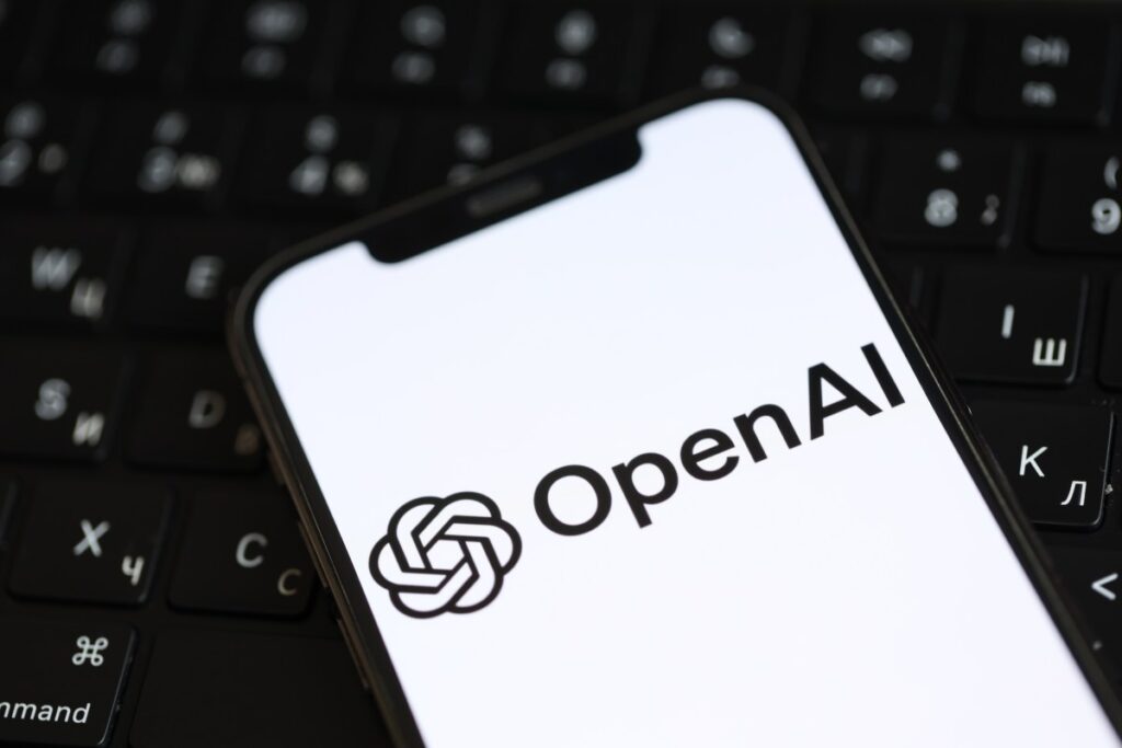 ¿Adiós AirPods? OpenAI estaría trabajando en audífonos inteligentes con diseño “nunca visto”