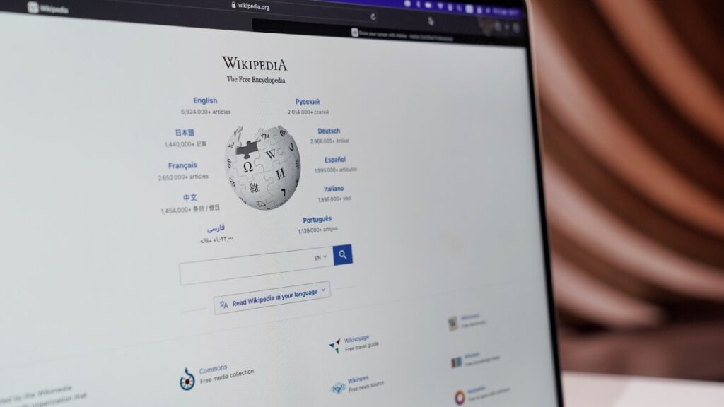 Adiós al “scraping”: Wikipedia formaliza pactos con empresas de IA y esto es lo que viene