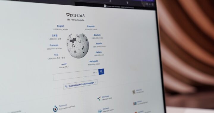 Adiós al “scraping”: Wikipedia formaliza pactos con empresas de IA y esto es lo que viene