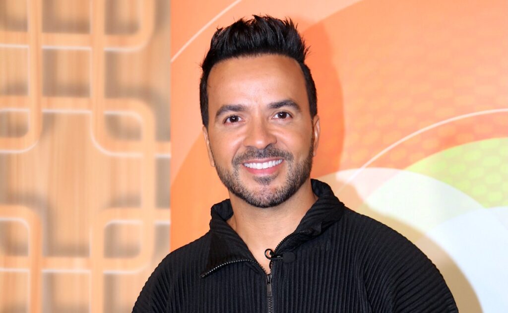 Captan a Luis Fonsi llorando durante el show del medio tiempo de Bad Bunny en el Super Bowl LX