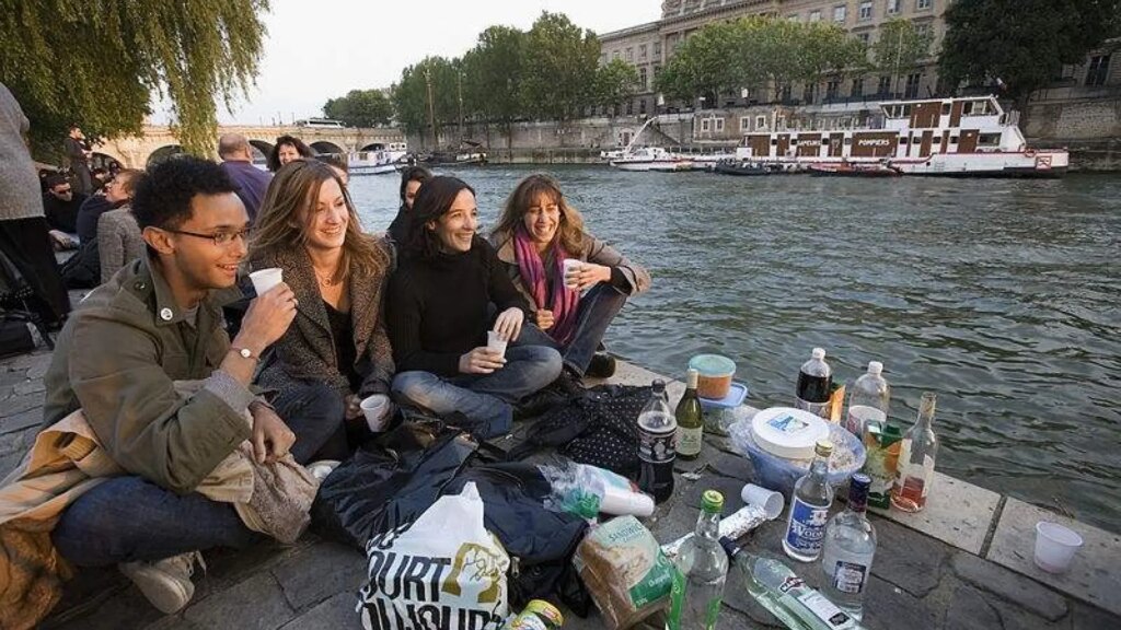 Francia prepara su "rearme demográfico": enviará cartas a sus jóvenes para recordarles que están en edad de tener hijos