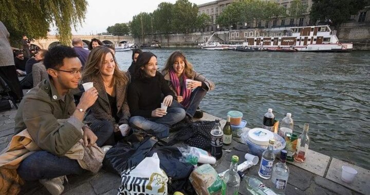 Francia prepara su "rearme demográfico": enviará cartas a sus jóvenes para recordarles que están en edad de tener hijos