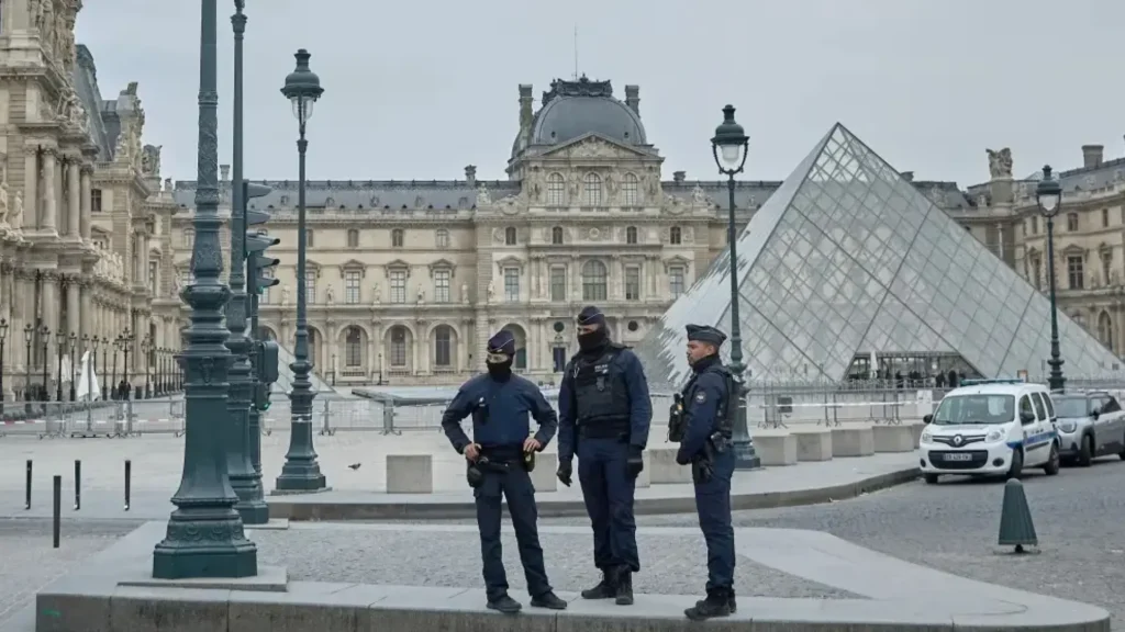 Una redada en el Louvre destapa un fraude de entradas y guías turísticos "a gran escala": hay nueve detenidos