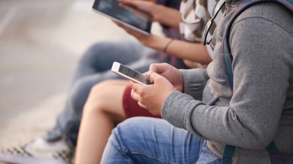 Tres hermanas de 12, 14 y 16 años se suicidan en la India después de que sus padres les prohibieran usar el teléfono móvil