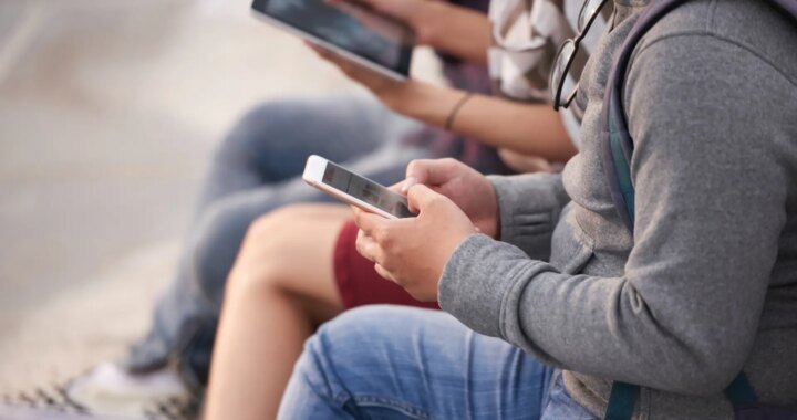 Tres hermanas de 12, 14 y 16 años se suicidan en la India después de que sus padres les prohibieran usar el teléfono móvil