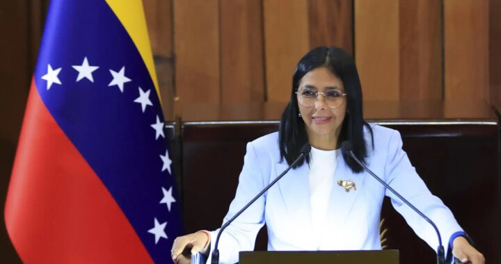Delcy Rodríguez amenaza a María Corina Machado y dice que la opositora tendrá que "responder ante Venezuela" si regresa al país