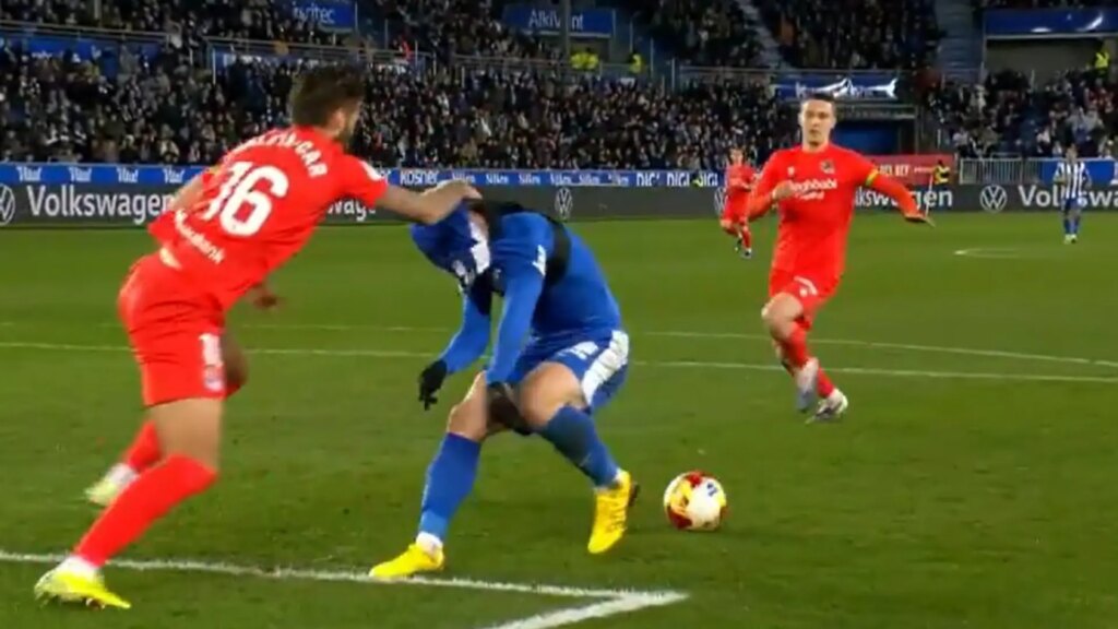 El surrealista penalti pitado en el Alavés - Real Sociedad, nunca visto en la Copa del Rey en 123 años: "Le ha faltado quitarle el GPS"